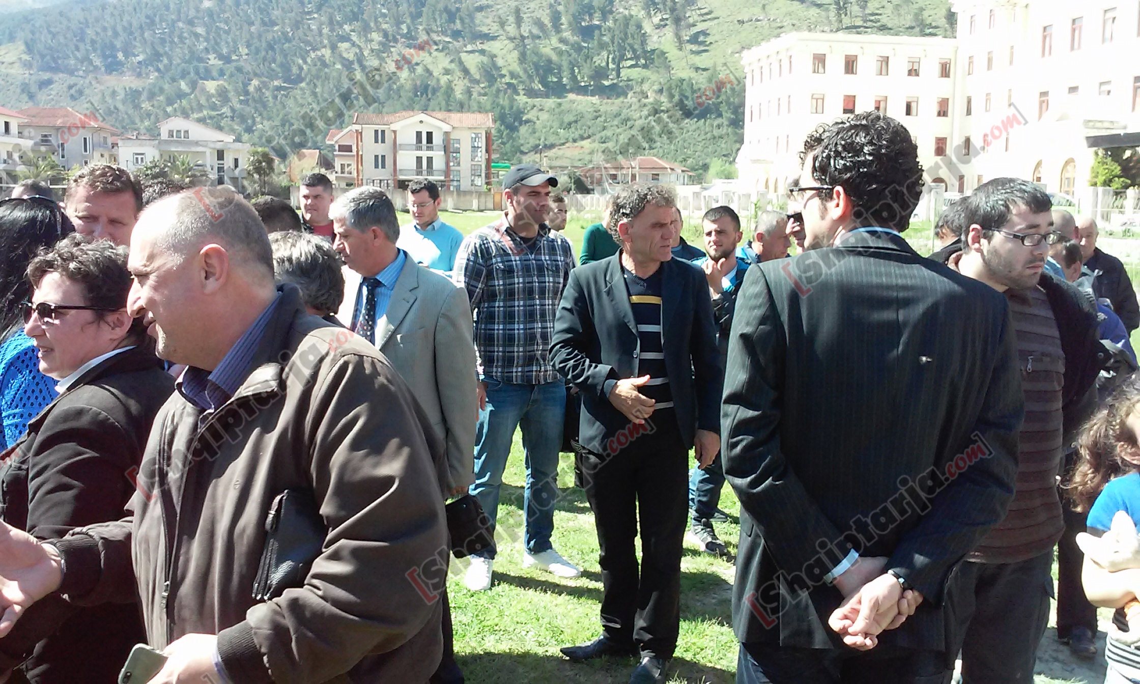 protesta berat me logo