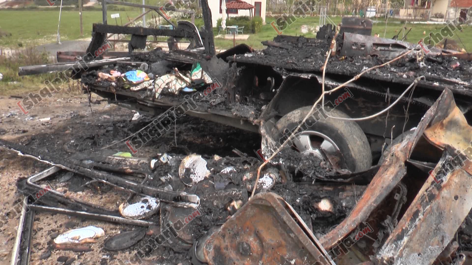 tirane konflikti makinat e djegura