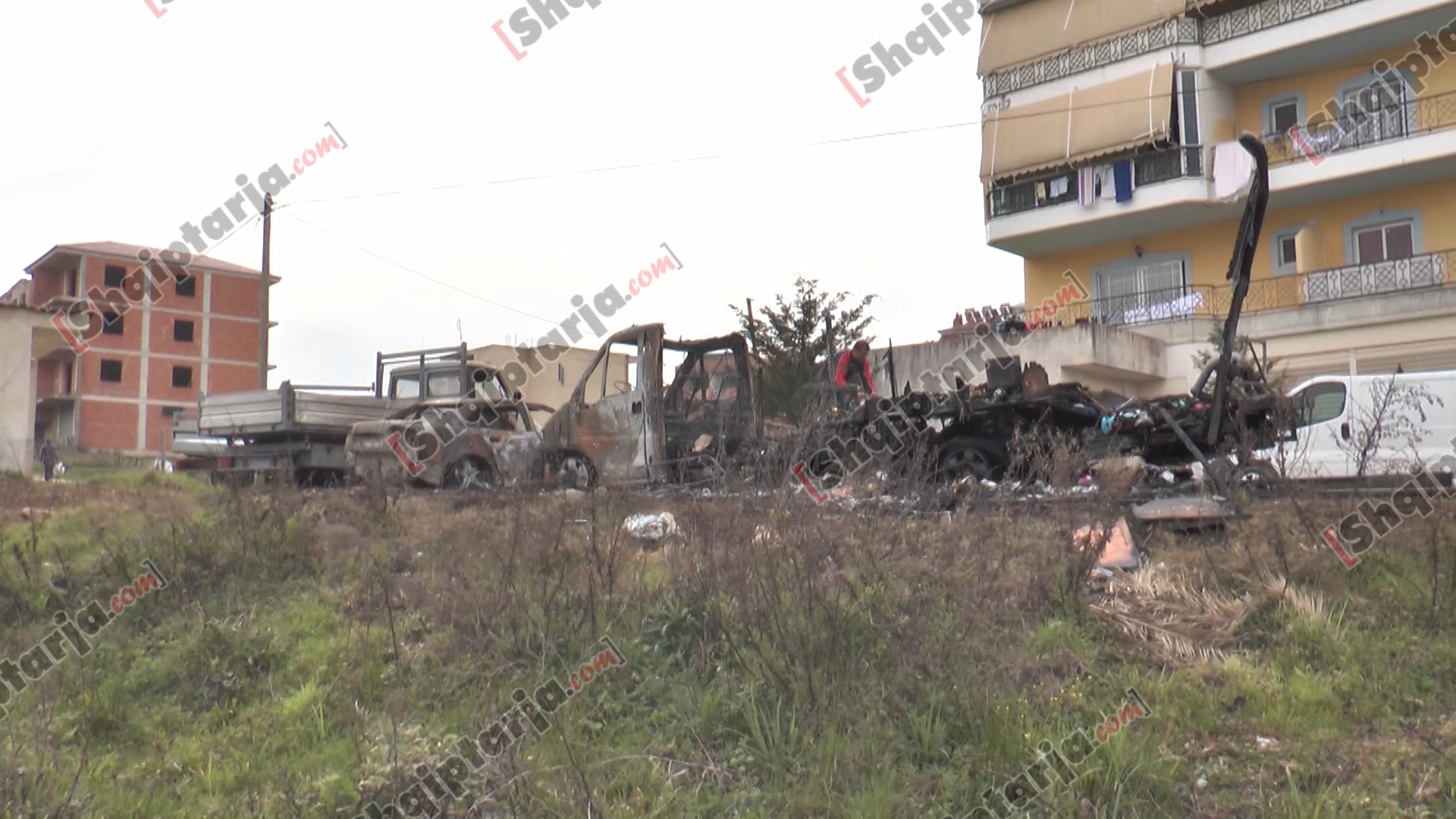 tirane konflikti makinat e djegura