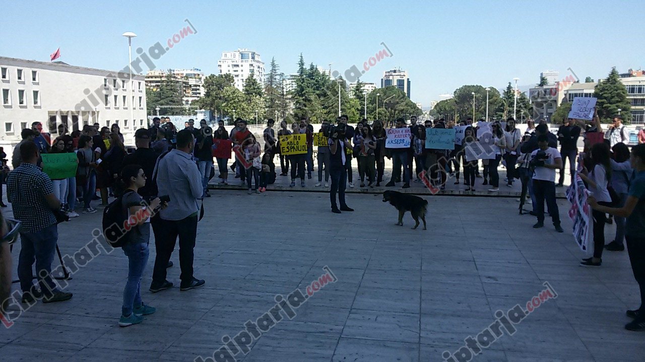 protesta te universiteti e studenteve zgjedhjetn e universitete