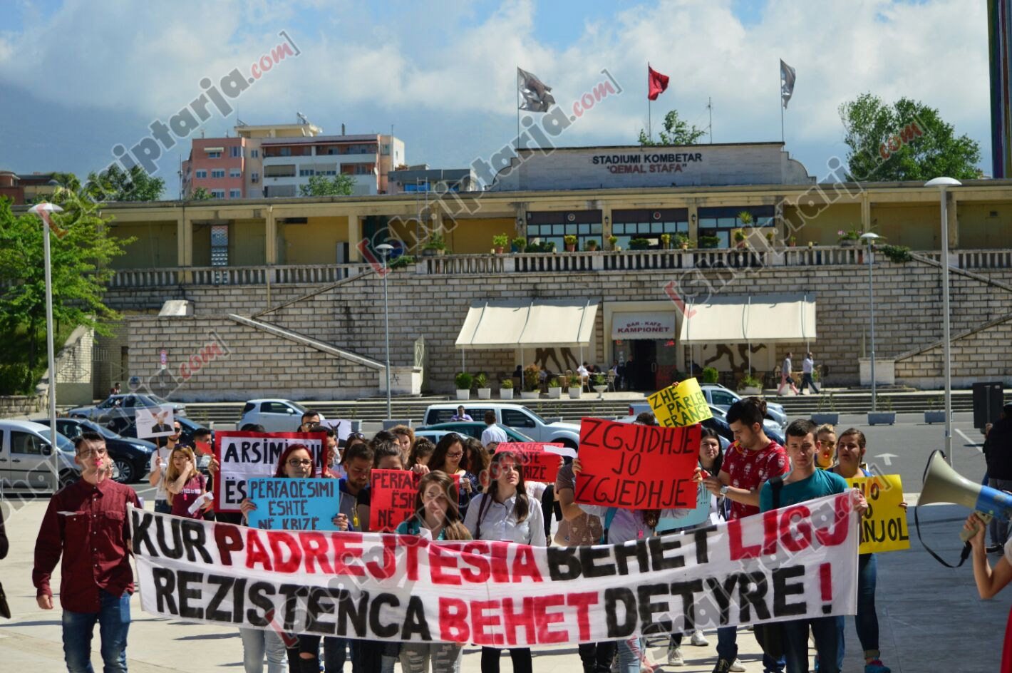 protesta te universiteti e studenteve zgjedhjetn e universitete