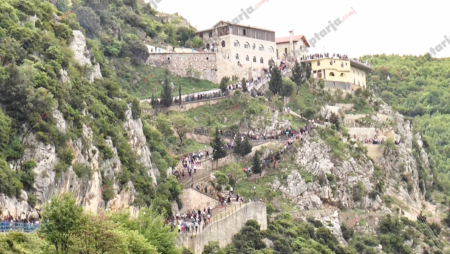 kisha e lacit me logo