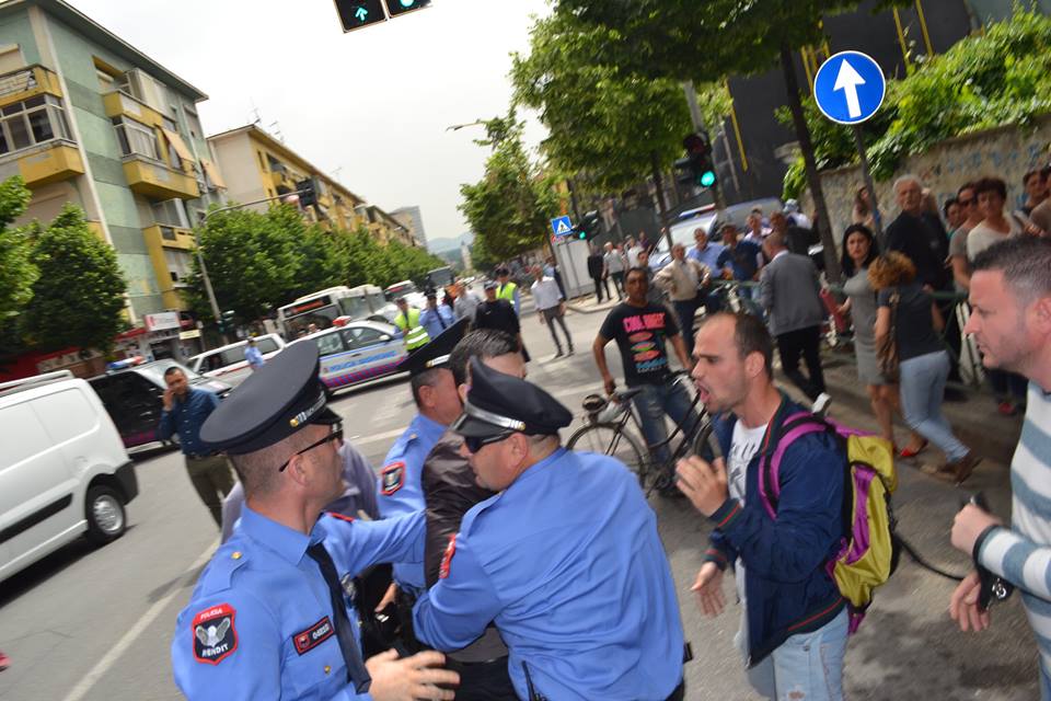 Një person tenton të prishë protestën arrestohet nga policia, foto Agim Rama