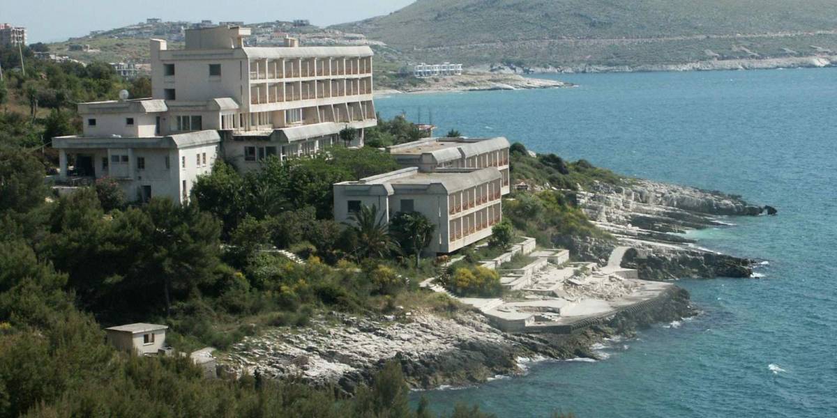 Kelmend Balili (majtas), ish-kampi i punëtorëve (djathtas)