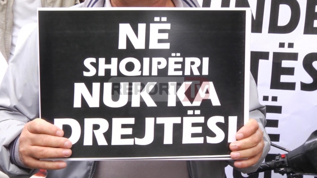 forca rinia proteste per gjyqtarin