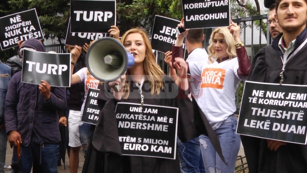 forca rinia proteste per gjyqtarin