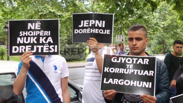 forca rinia proteste per gjyqtarin