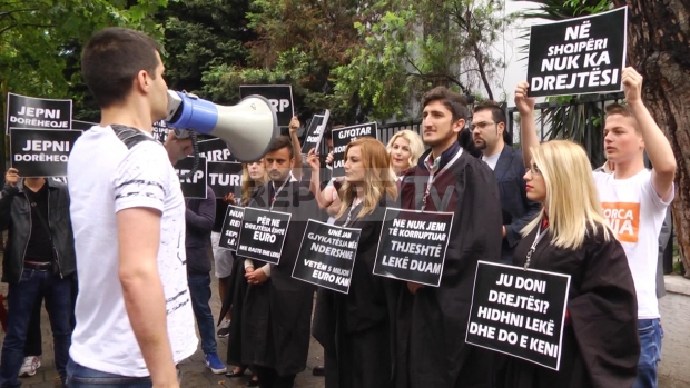 forca rinia proteste per gjyqtarin