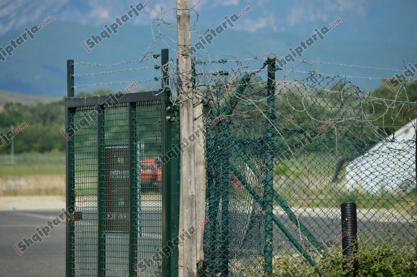 porta nga dyshohet se kane hyre grabitesit