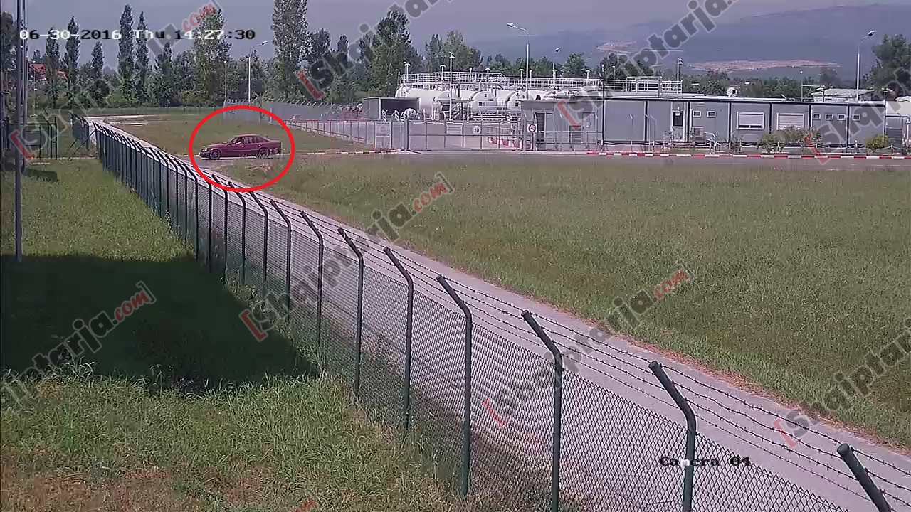 Momenti kur makina e grabitësve futet në aeroport