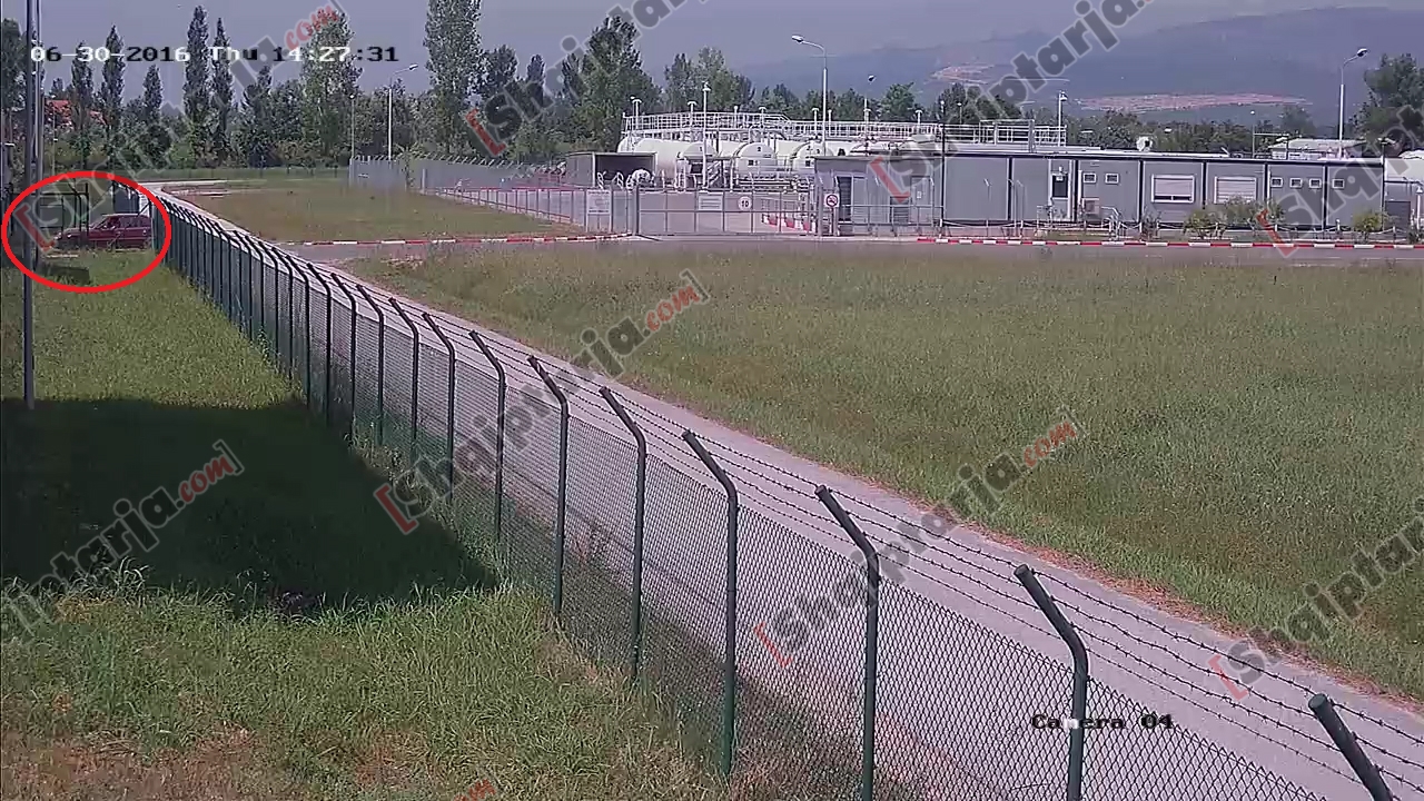 Momenti kur makina e grabitësve del nga aeroporti