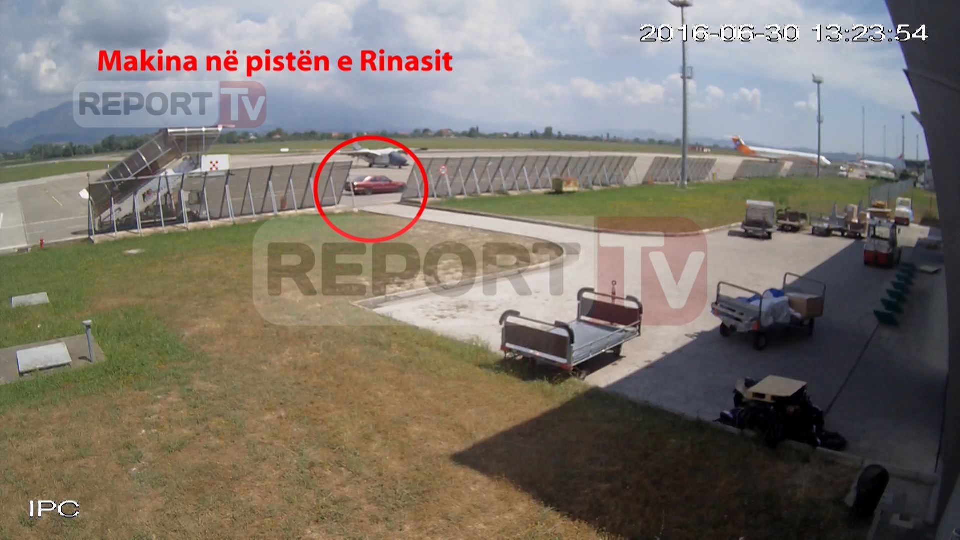 Makina me grabitësit futen në pistën e aeroportit