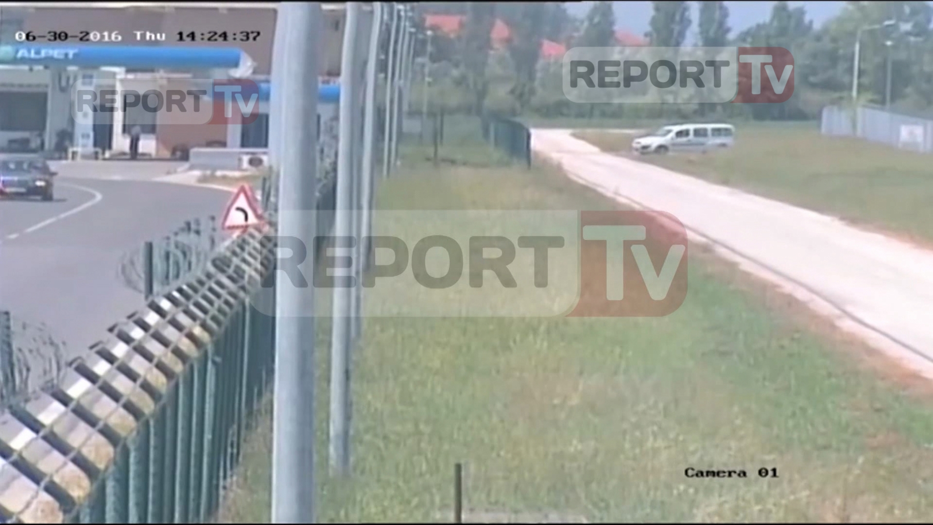 Makina e bardhë, makina e shërbimit në aeroport e cila del pasi grabitësit futen në aeroport