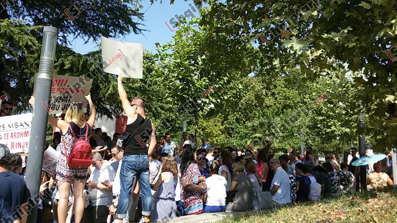 protesta e te rinjve te parlamenti