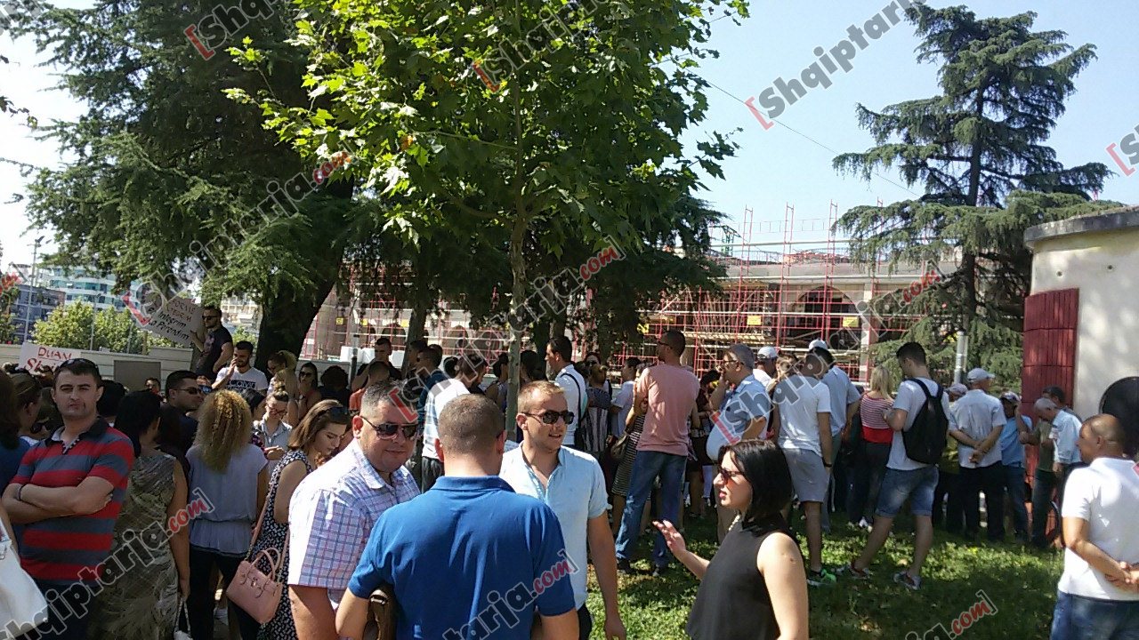 protesta e te rinjve te parlamentit