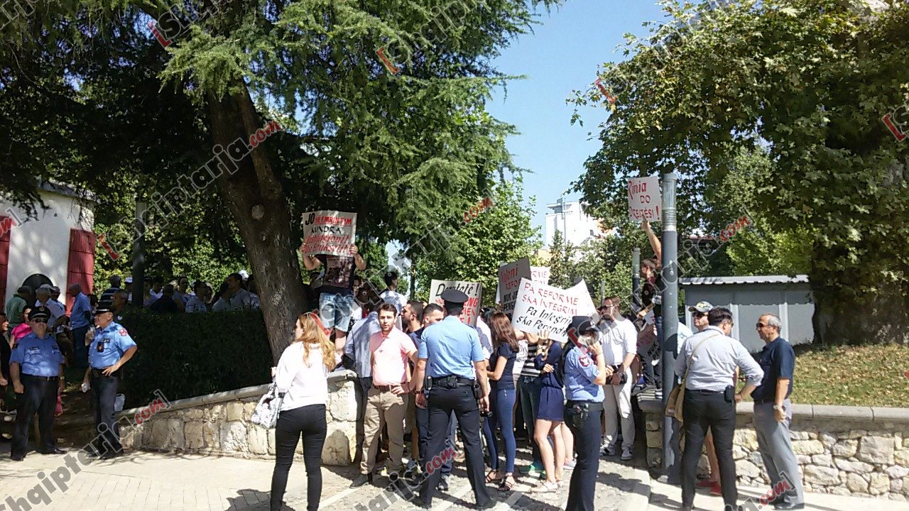 protesta e te rinjve te parlamentit