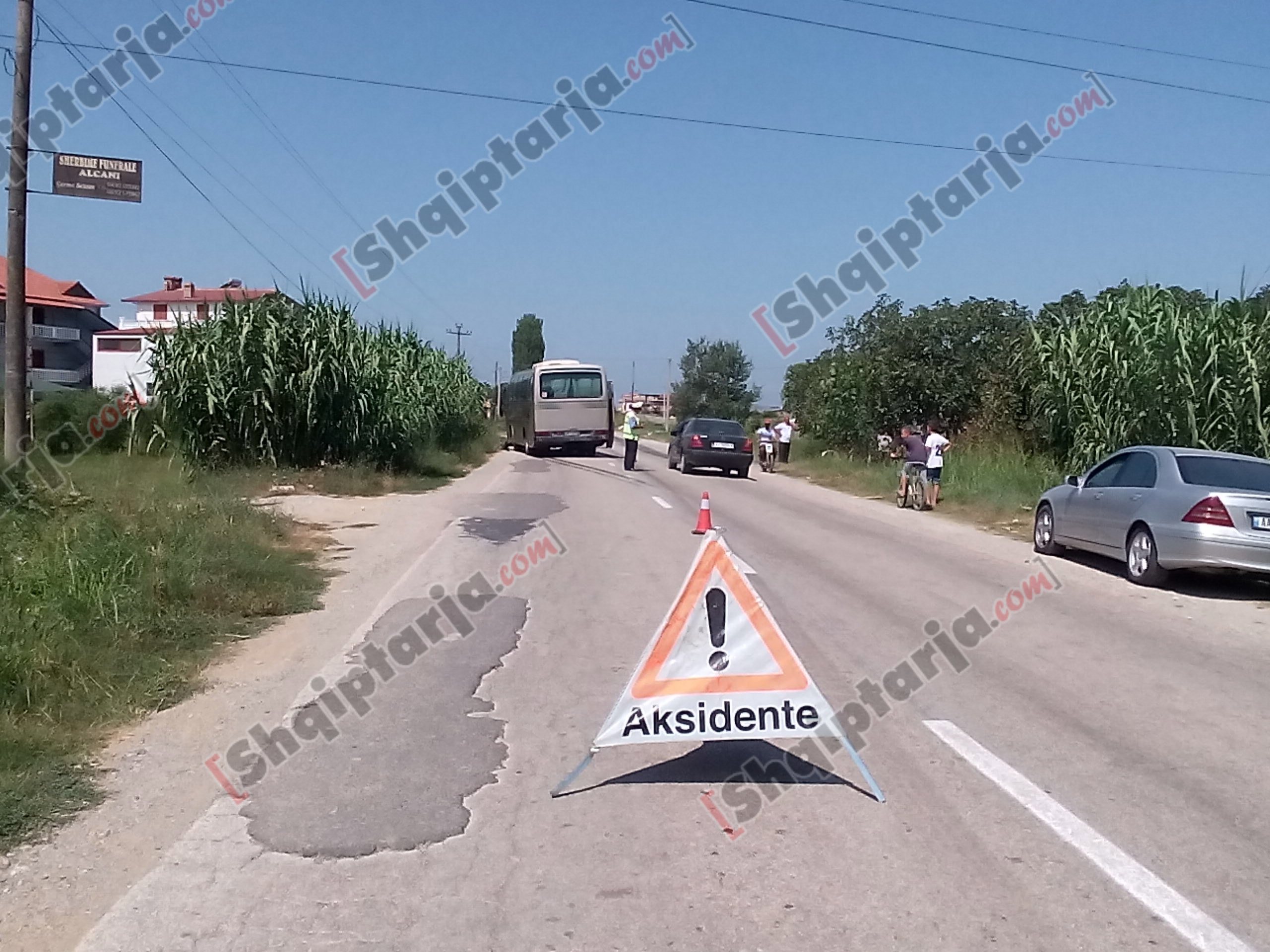 aksident lushnje motorri perfundon poshte autobusit