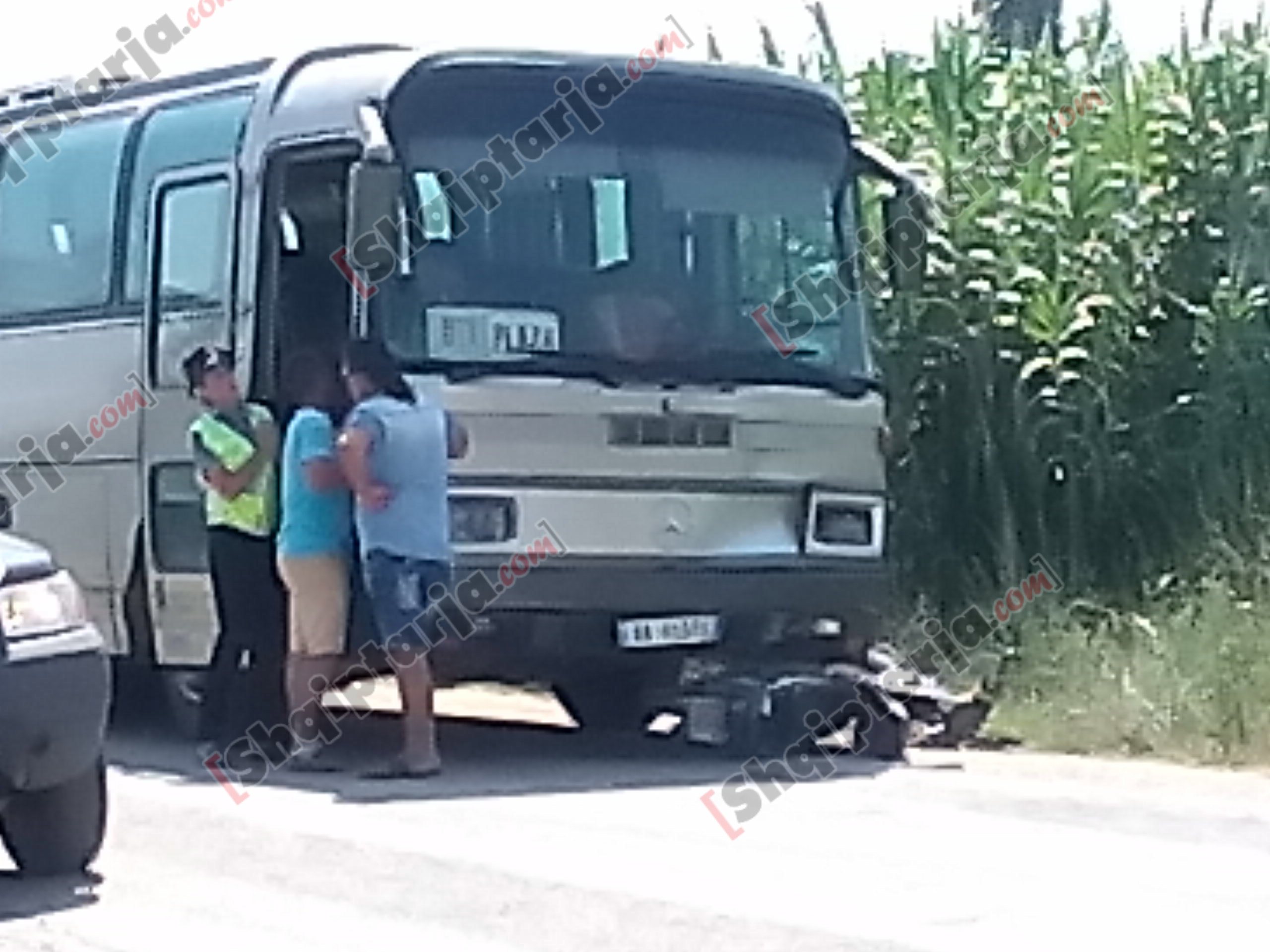 aksident lushnje motorri perfundon poshte autobusit