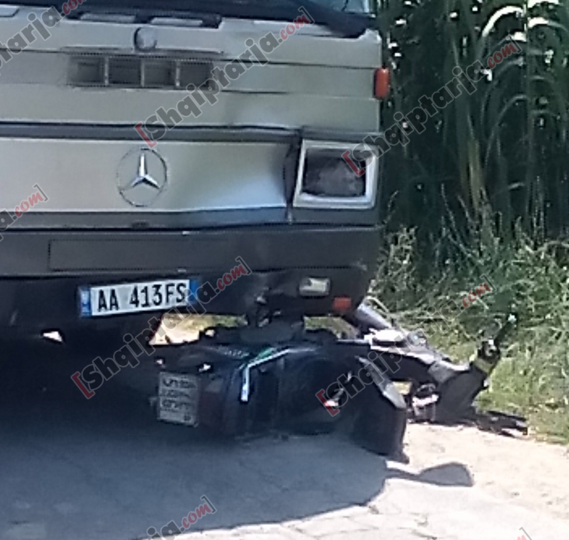 aksident lushnje motorri perfundon poshte autobusit