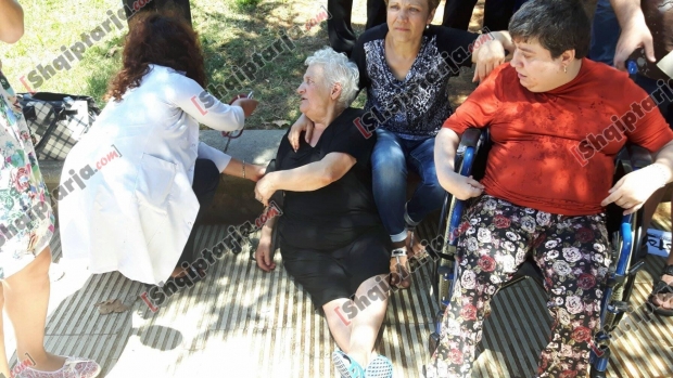 plaka i bie te fiekt ne proteste