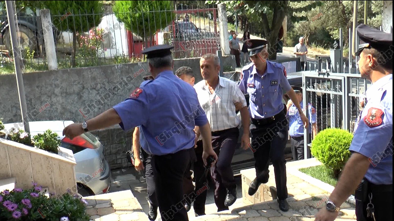 masa e arrestit per 4 nga 5 