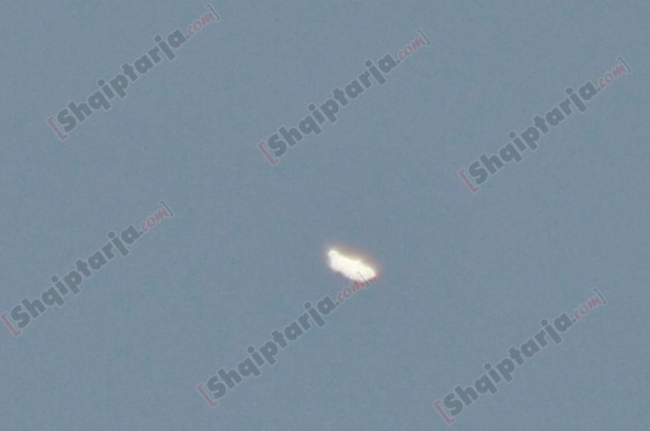 (Një nga objektet e fotografuar në qiellin e Tiranës rreth orës 13:00)