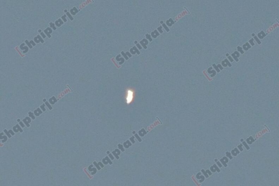 (Një nga objektet e fotografuar në qiellin e Tiranës rreth orës 13:00)