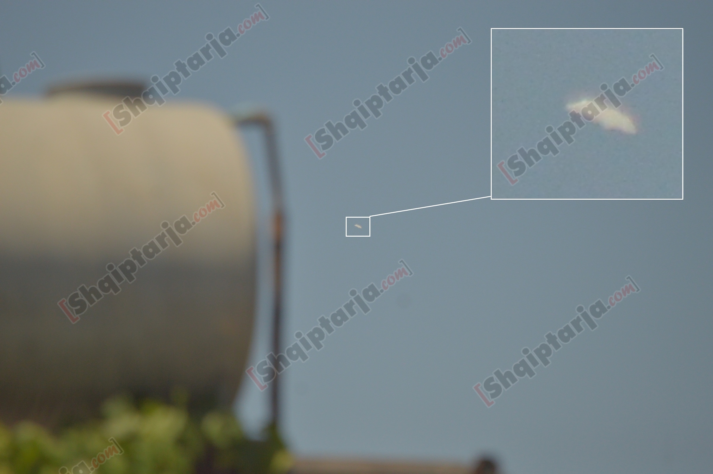 (Një tjetër objekt i fotografuar në qiellin e Tiranës rreth orës 13:00)