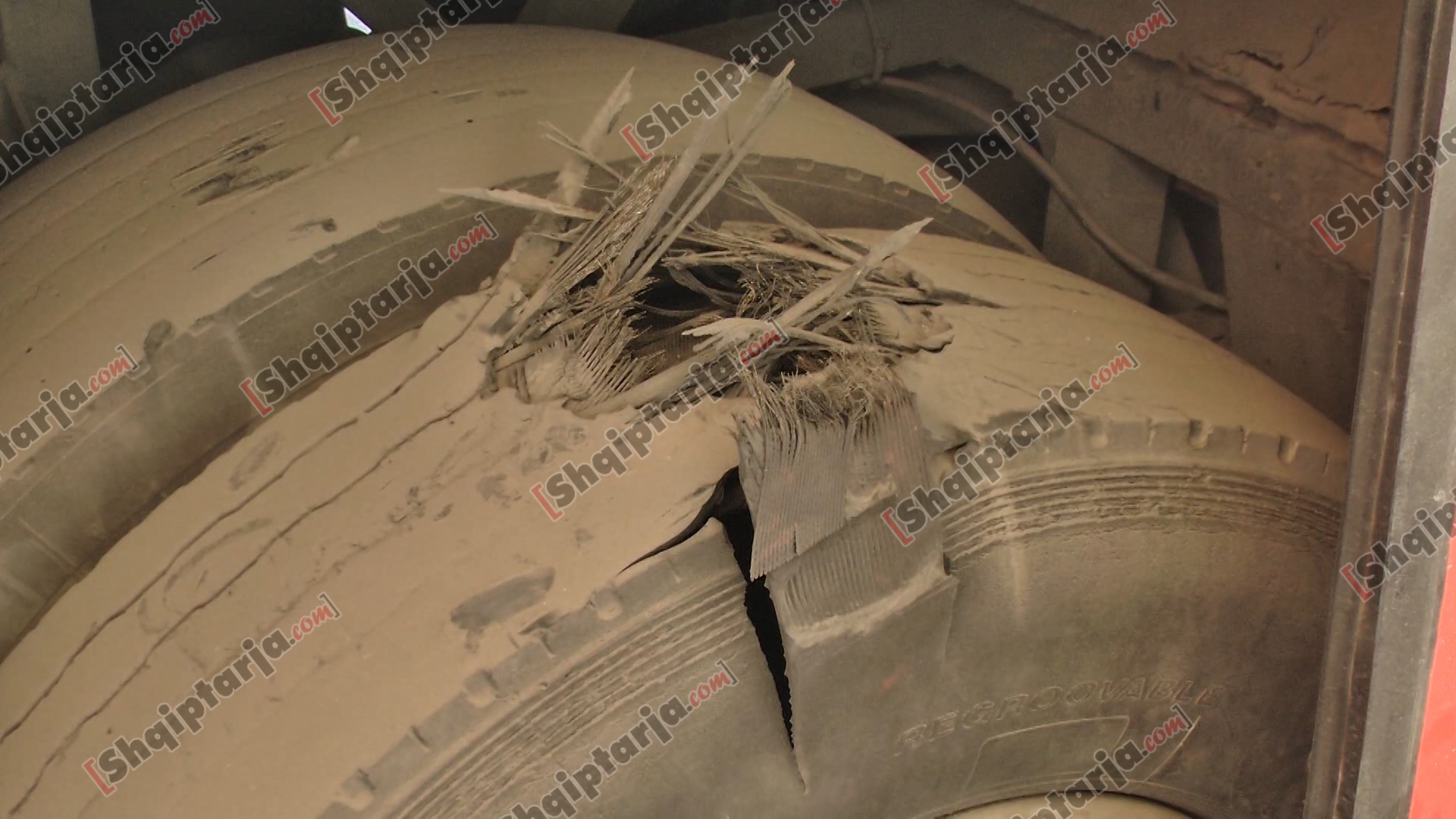 autobuzit i vendosin eksploziv