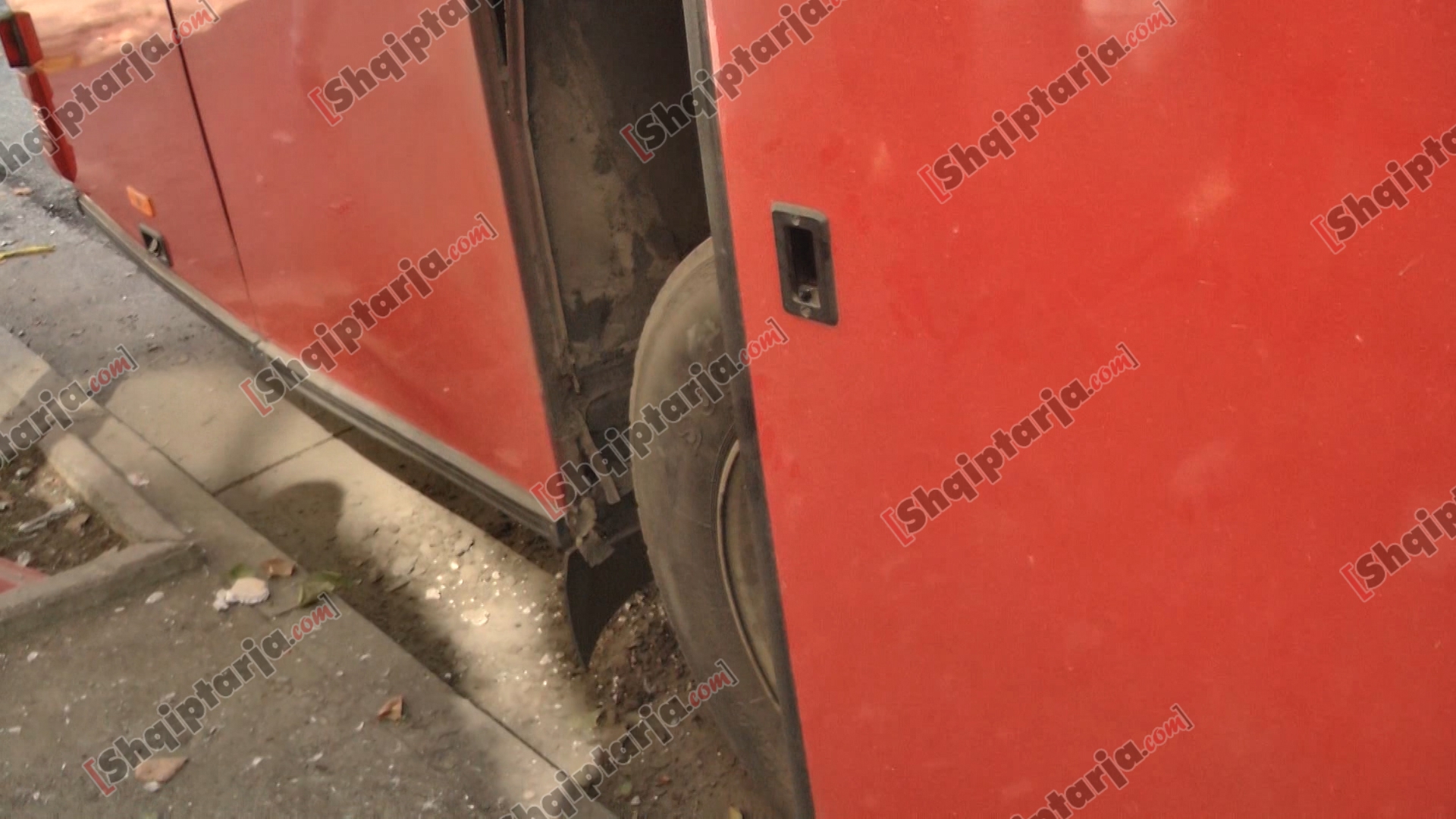 autobuzit i vendosin eksploziv