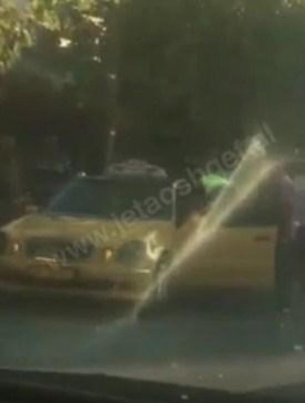 Video Polici grushton taksistinnë Pogradec pezullohen dy efektivë
