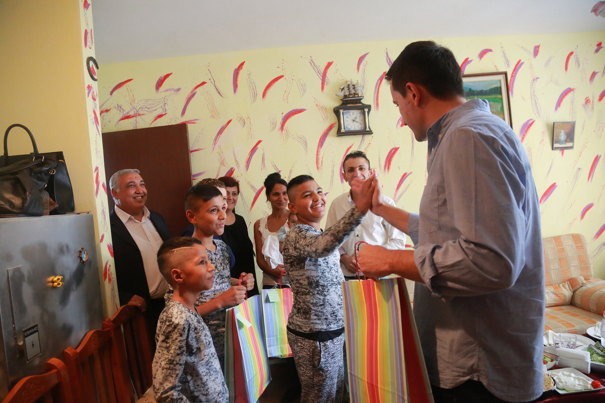 veliaj ne familjen dungaj