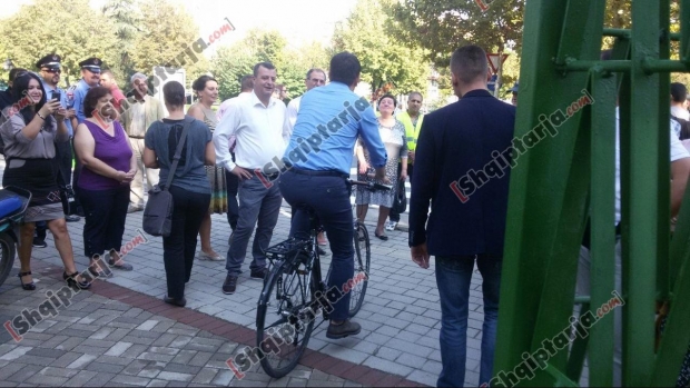 veliaj me biciklete dita pare e shkolles