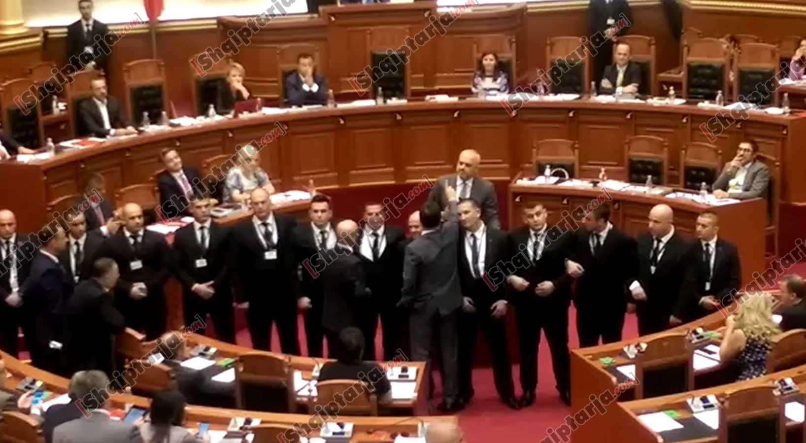 tensione ne parlament