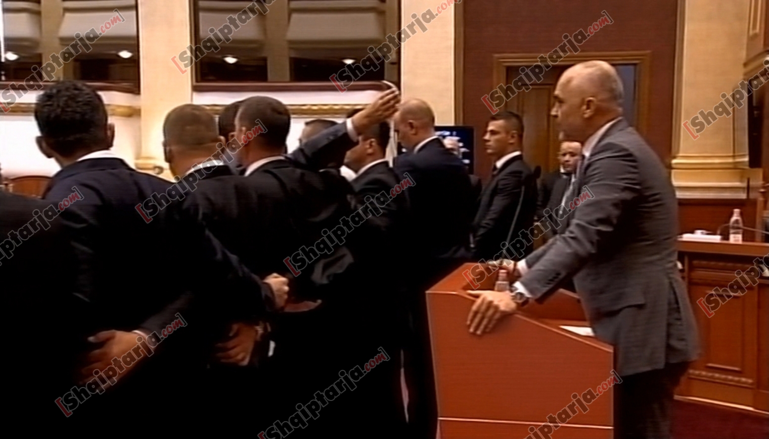 tensione ne parlament