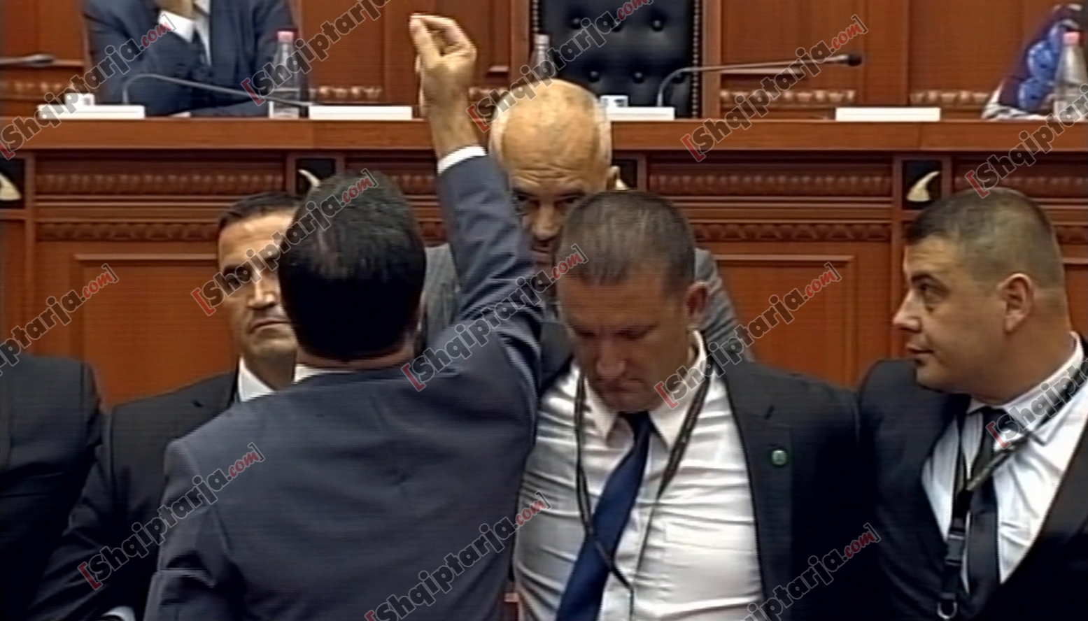 tensione ne parlament