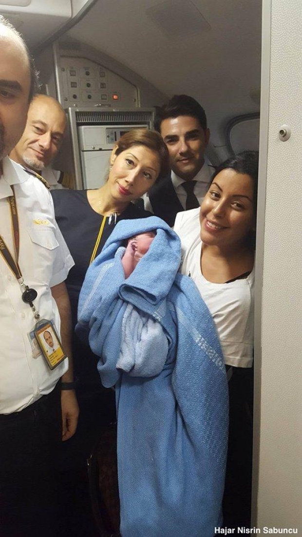 Fëmija lind në avion