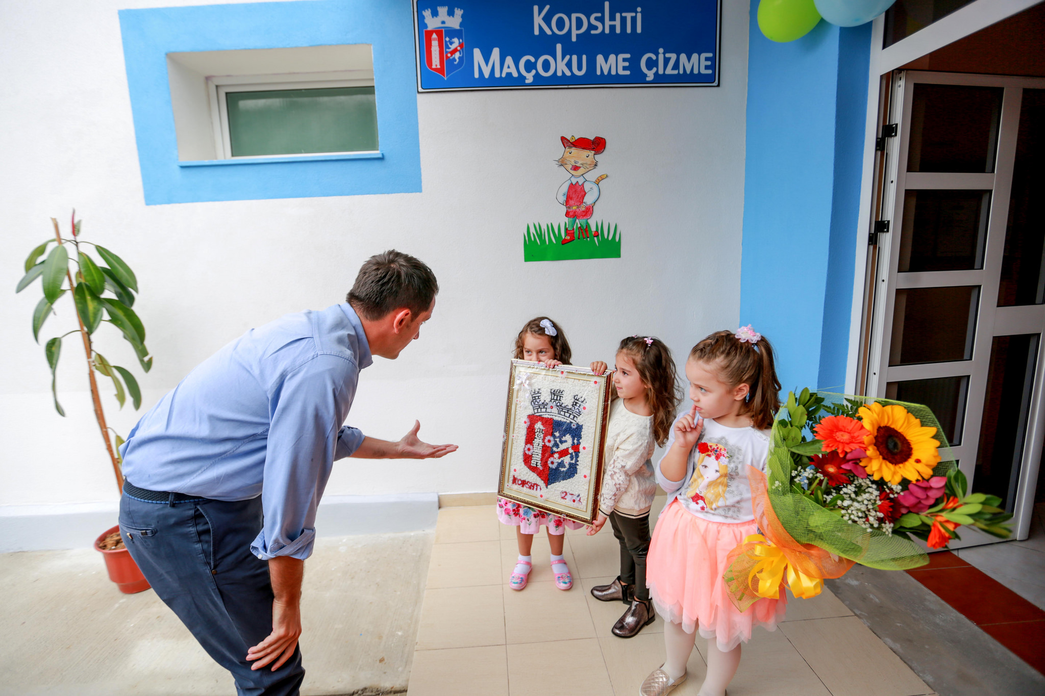 veliaj kopshti macoku me cizme