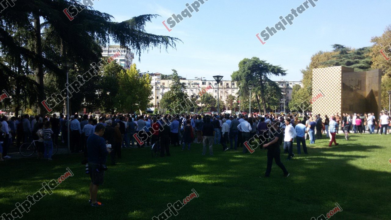 protesta mbetjet parku rinia