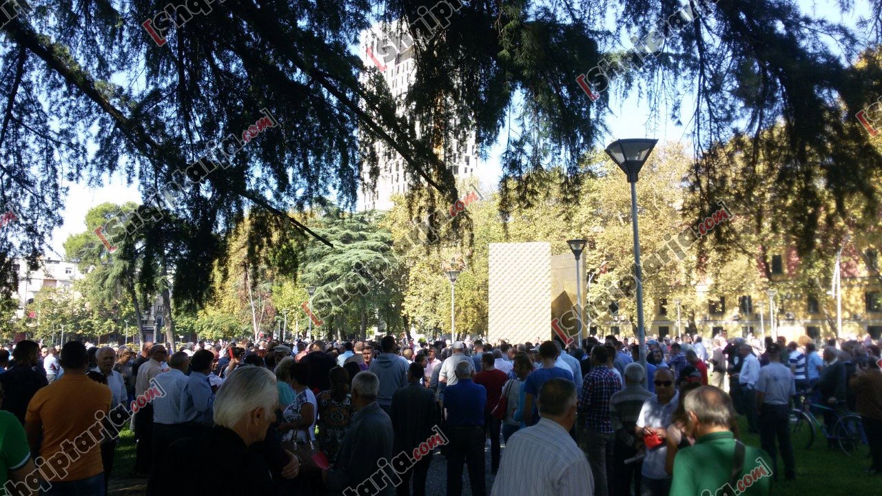 protesta mbetjet parku rinia