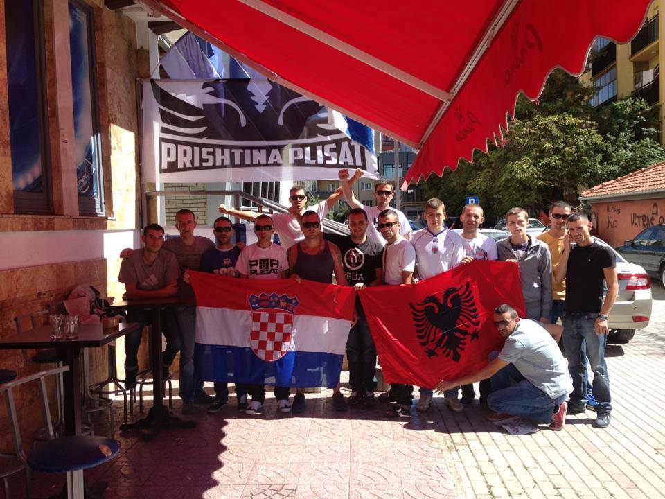 tifozet kosovare dhe kroat bashke