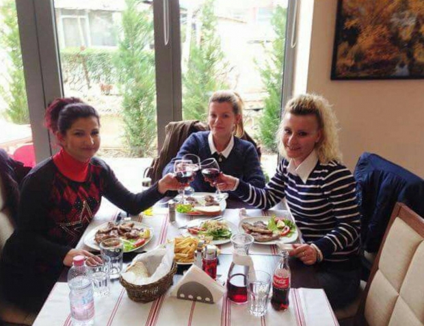 tre shoqet e ngushta