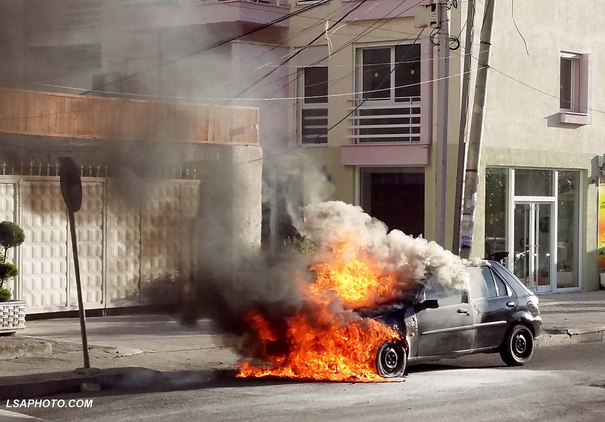 shkrumbhet nje makine te komuna e parisit