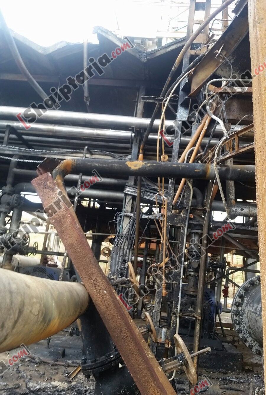 tubi rafieneria ja si shpertheu ballsh vendi ku shpertheu