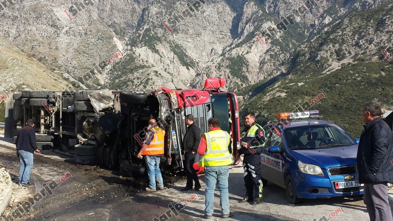 Kamioni i pÃ«rmbysur nÃ« Llogara