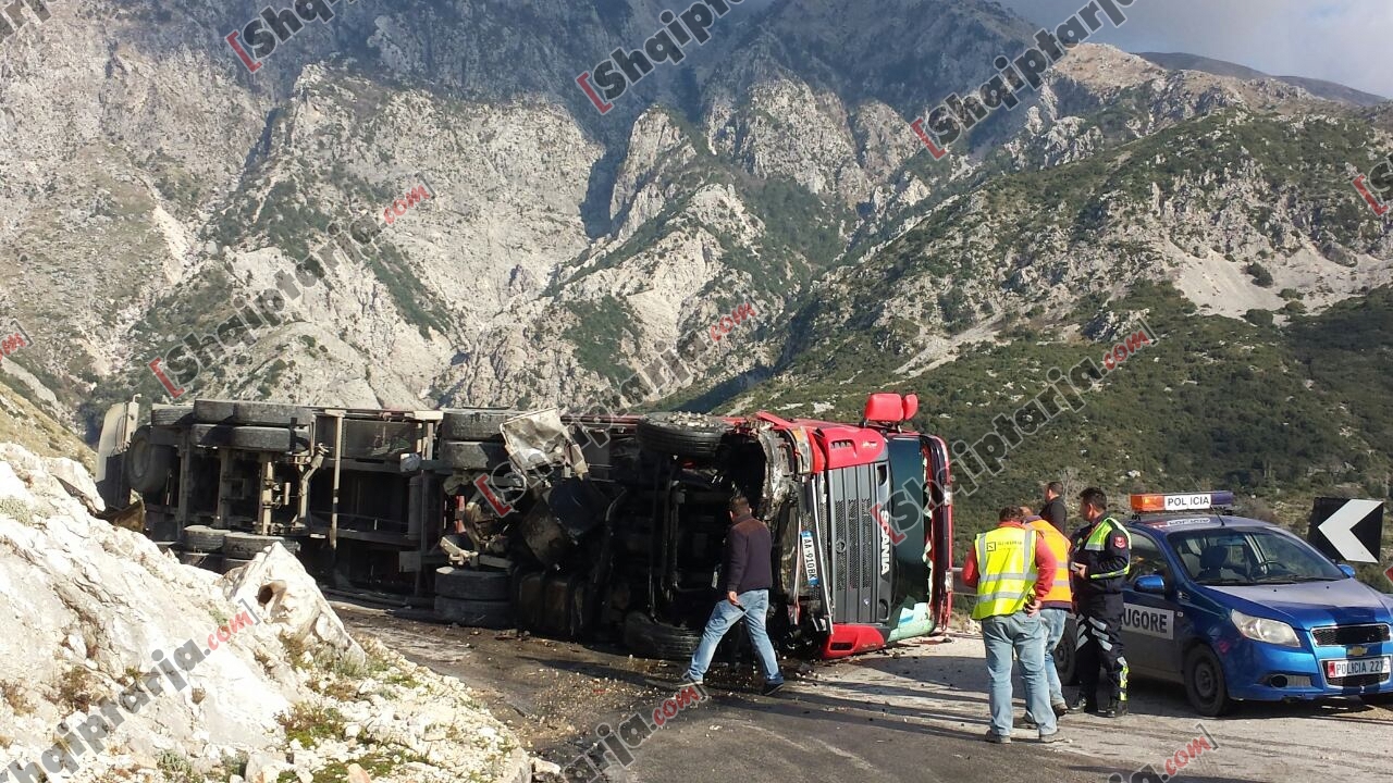 Kamioni i pÃ«rmbysur nÃ« Llogara