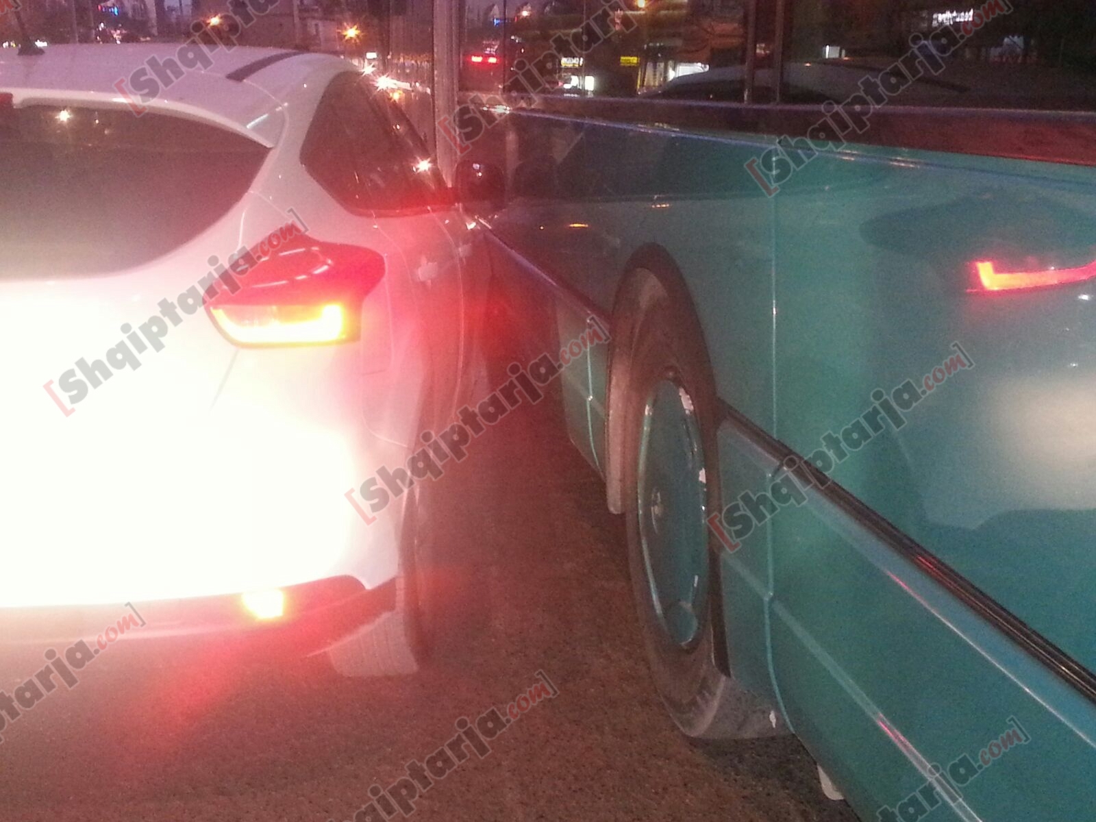 makina perplaset me autobusin