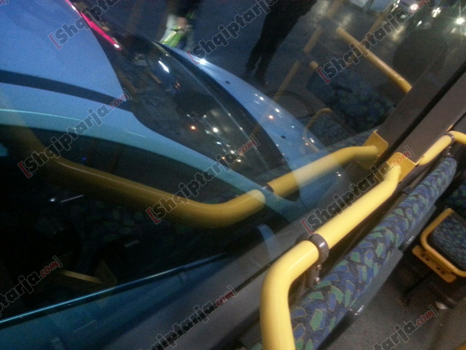 makina perplaset me autobusin