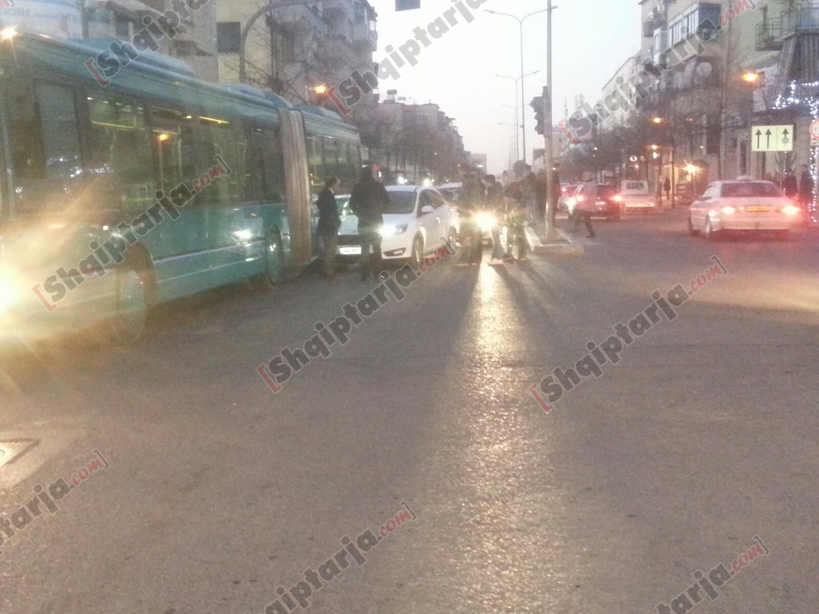 makina perplaset me autobusin