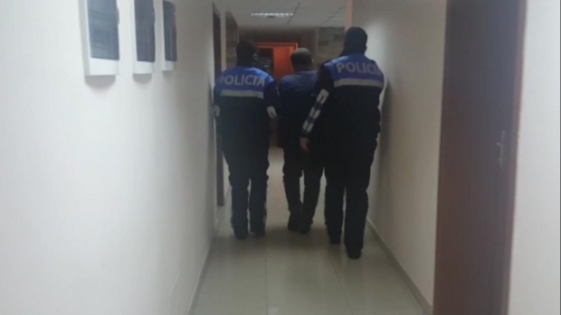 tenton te korruptoje policin